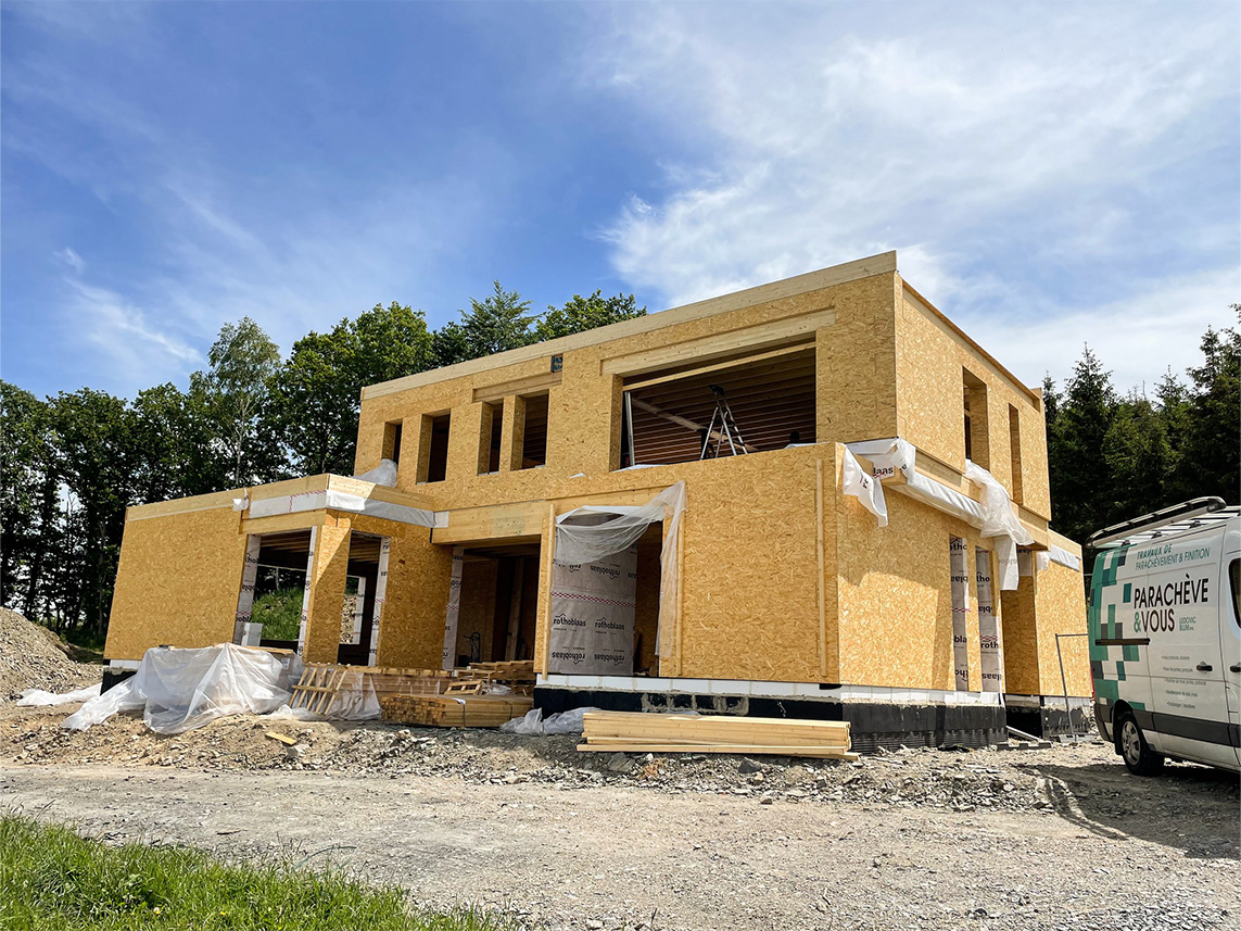 Construction d'une maison au design moderne à toiture plate