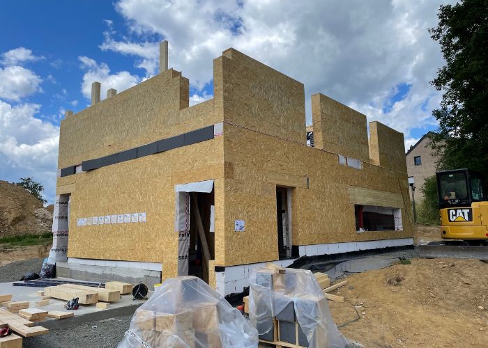 Construction en bois d’une maison unifamiliale avec une toiture à double versants