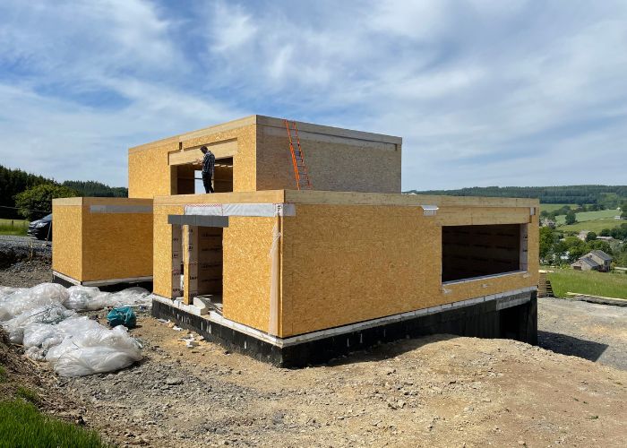 Construction en bois d'une maison contemporaine