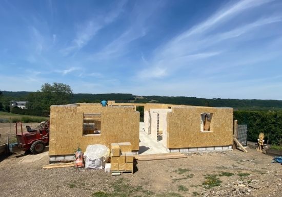 Zelfbouw van een huis met geïsoleerde houten bouwstenen in Gives